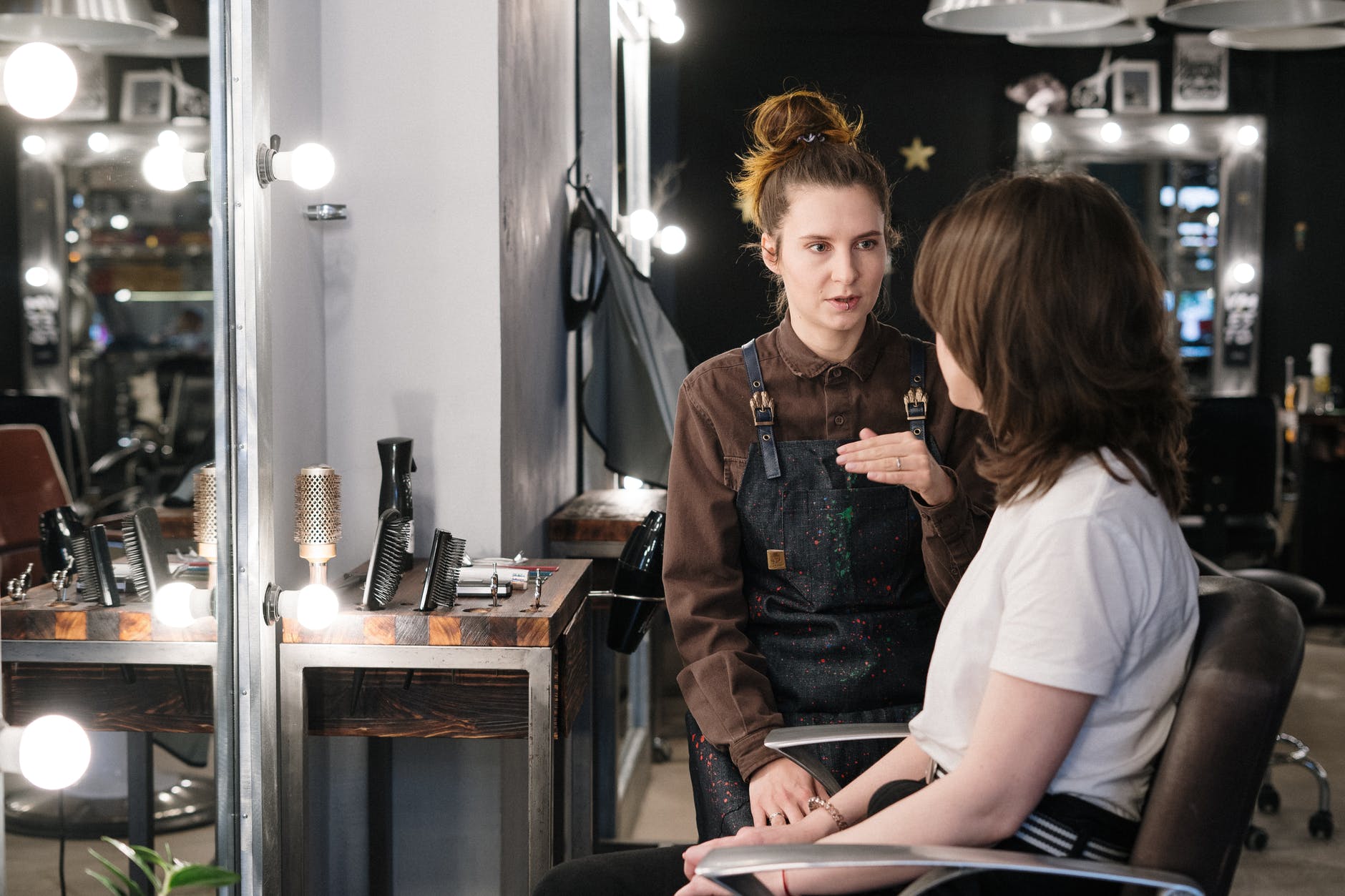 5 Tips to Choose the Right Salon Uniforms for Your Staff