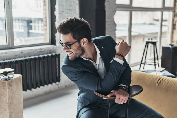 STYLISH MIDDLE HAIRSTYLES FOR MEN
