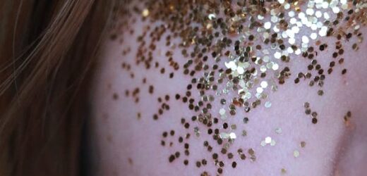 10 GOLD EYE MAKEUP LOOKS THAT’LL ADD SPARKLE & SHINE THIS SEASON!