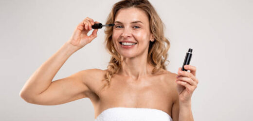 Mascara hacks: eyelash tips for mature woman